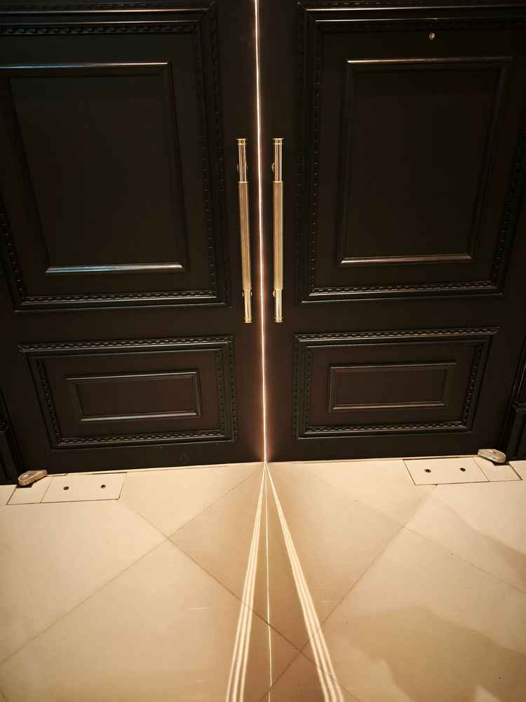 バージンロード前の小部屋。バージンロードの意味とこの光が意味するものが聞けて有意義だった。