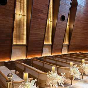 挙式会場。右手の特徴的な窓とクッションがついた椅子。