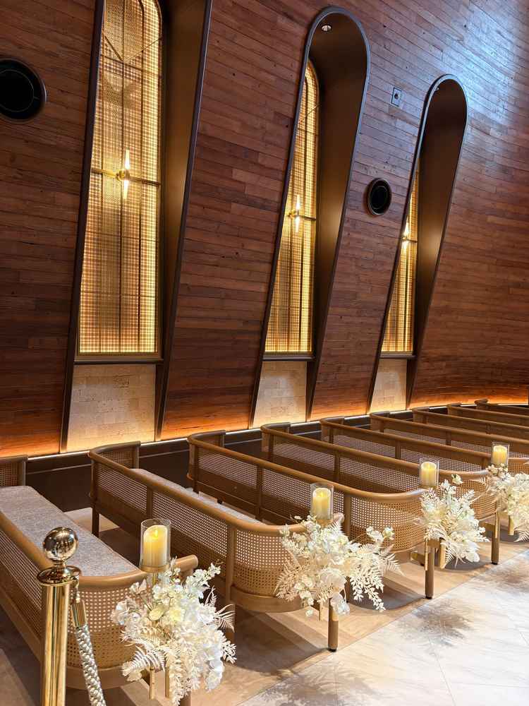 挙式会場。右手の特徴的な窓とクッションがついた椅子。