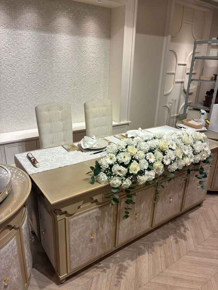 披露宴会場のメインテーブルの装花を見ることができました。