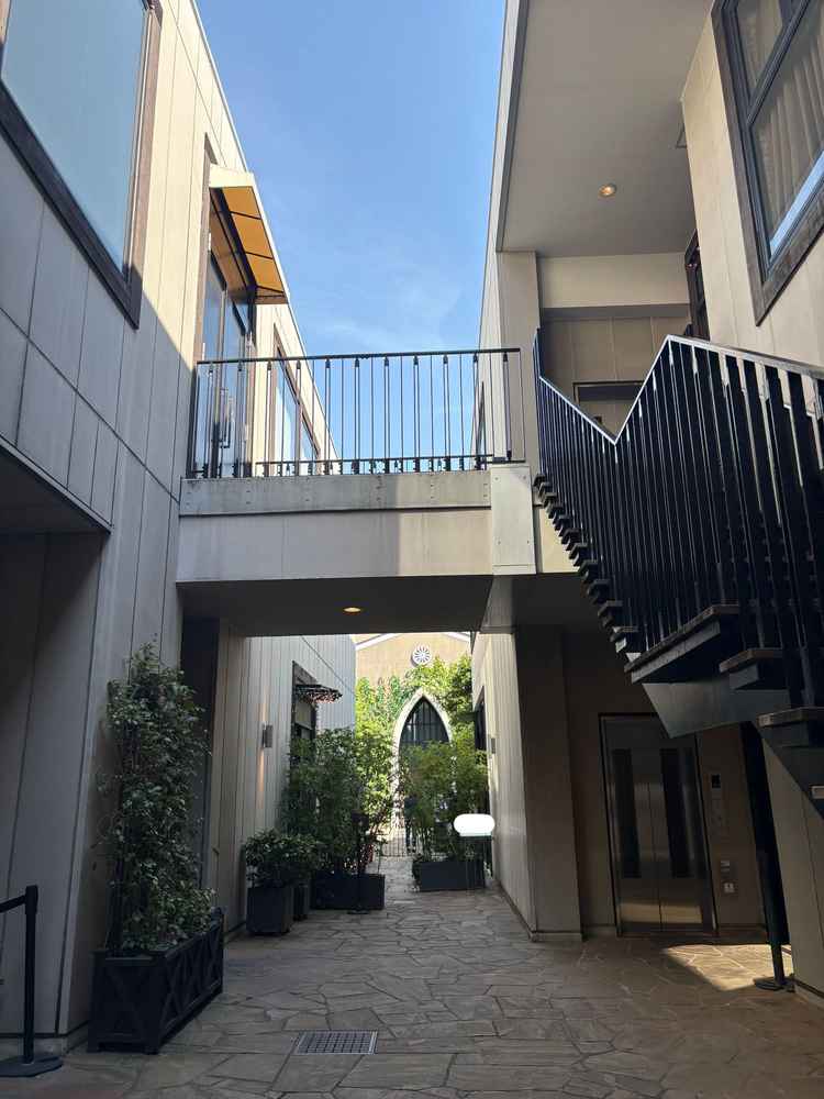 建物の入り口を入った後の写真です。真ん中の路地を抜けた場所に教会があります。