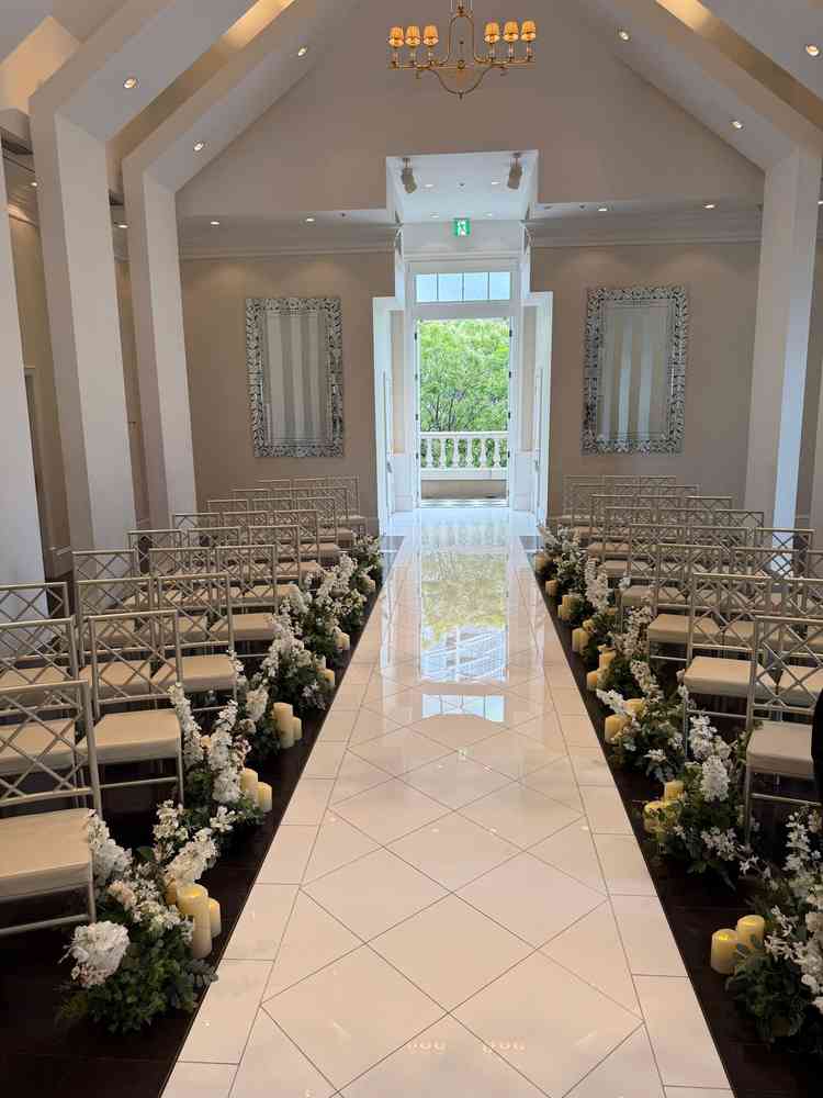 チャペルが思っていたよりも広く、天窓もありとても明るかったです。全体的に柔らかい雰囲気でした。