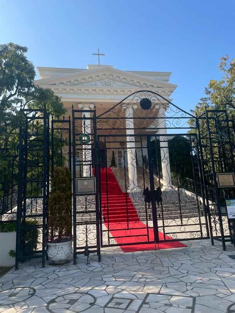 フラワーシャワーができる階段