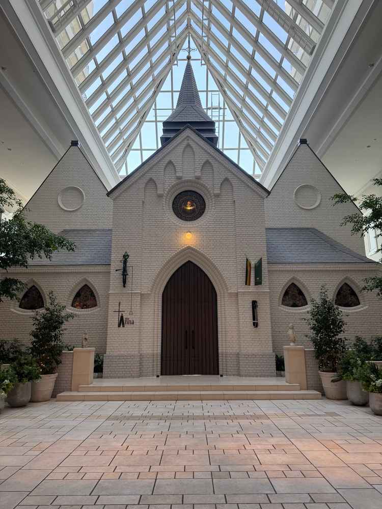 ホテルの中にチャペルが立っている。ベルギーに実際にある教会を再現しているそう