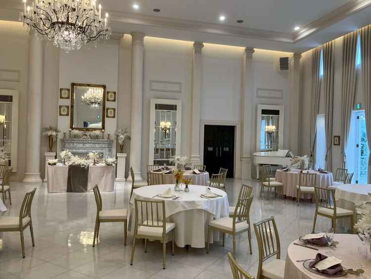 披露宴会場。テーブルクロスの色を変えられるとのことで、それで大分雰囲気が変わると思いました。