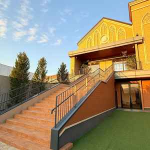 挙式にガーデンに行くための階段。雨の日に対応できるように鐘が2箇所にありました。