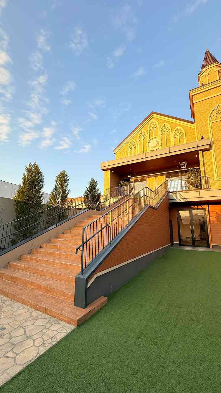 挙式にガーデンに行くための階段。雨の日に対応できるように鐘が2箇所にありました。