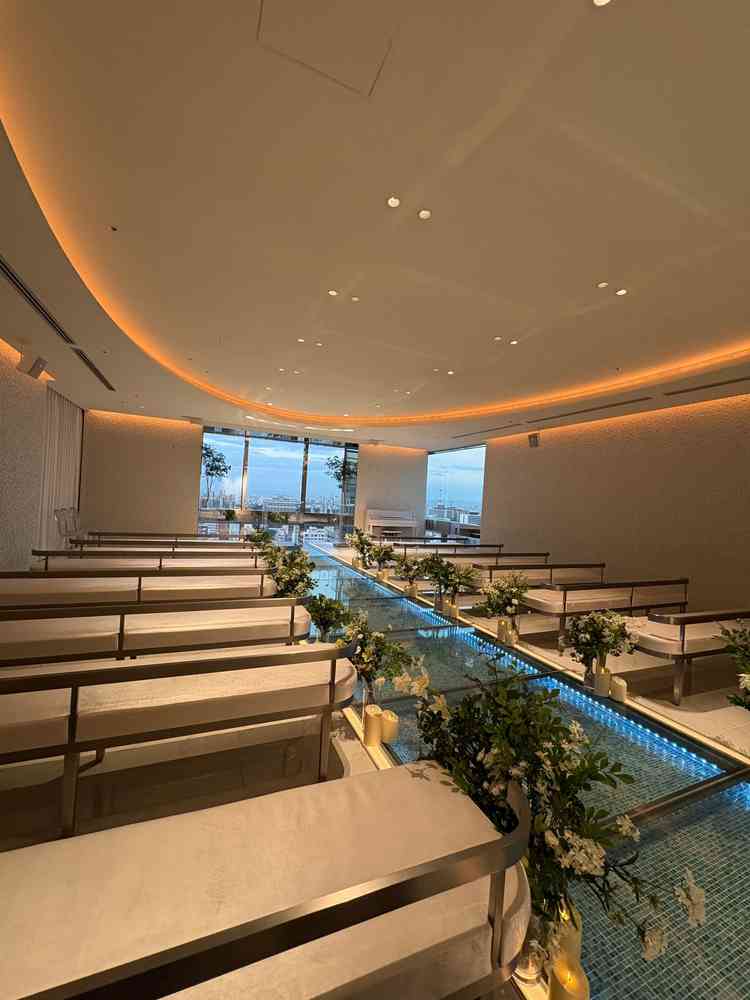 バージンロードが綺麗でした。ガラスでドレスが反射するとのことで、歩くのが楽しみになりました。