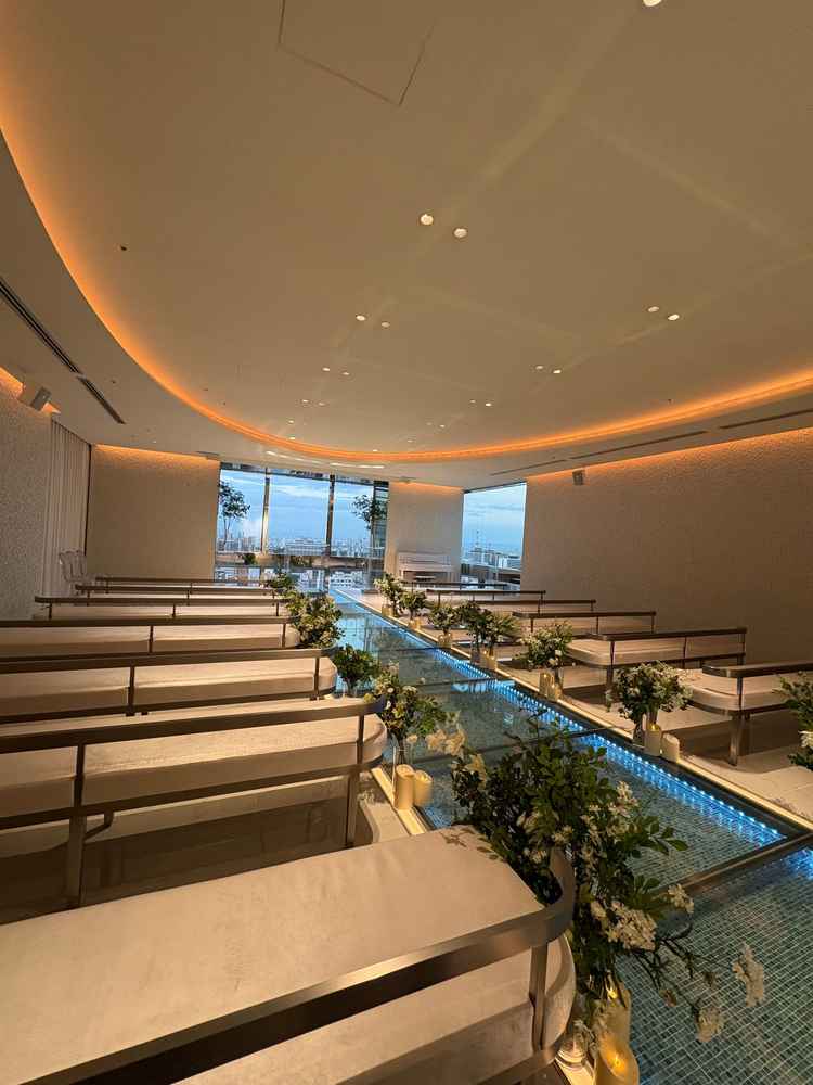 バージンロードが綺麗でした。ガラスでドレスが反射するとのことで、歩くのが楽しみになりました。