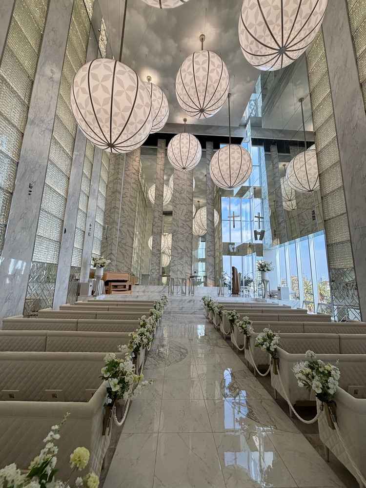 白を基調としたガラス張りのチャペル。天井も高くかなり広々としていました。