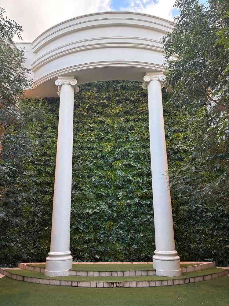 チャペルの向かいのガーデンも素敵でした。