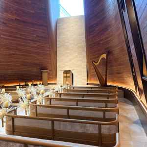 挙式会場。右奥から見た景色。上の窓から自然光が入ってきてとても綺麗。