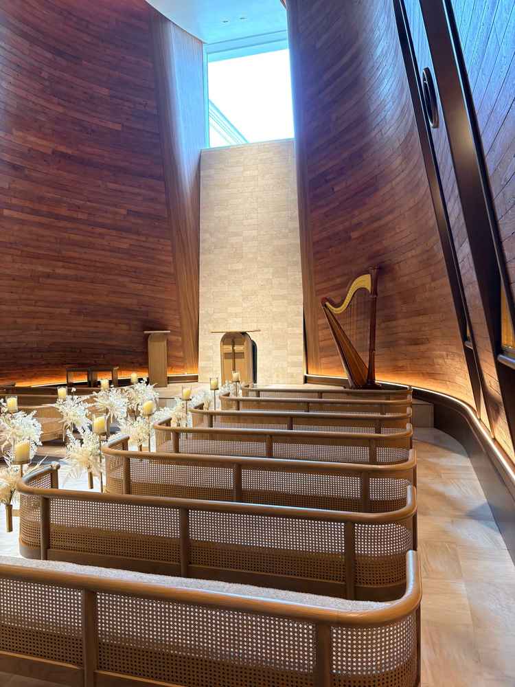 挙式会場。右奥から見た景色。上の窓から自然光が入ってきてとても綺麗。