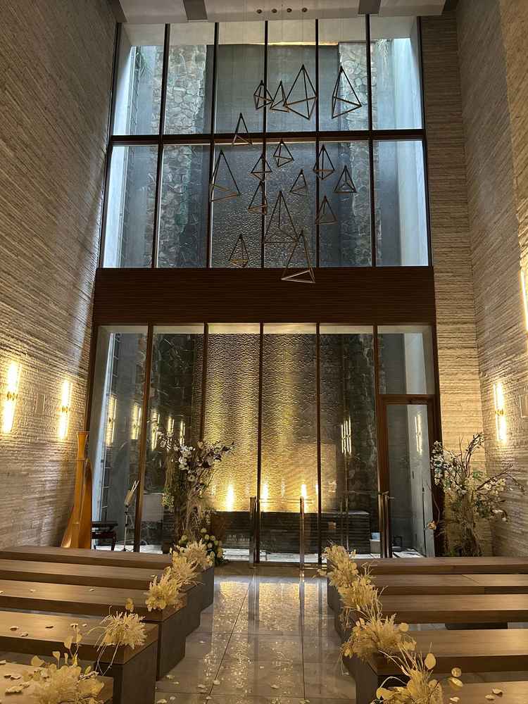 照明を落とした滝チャペル