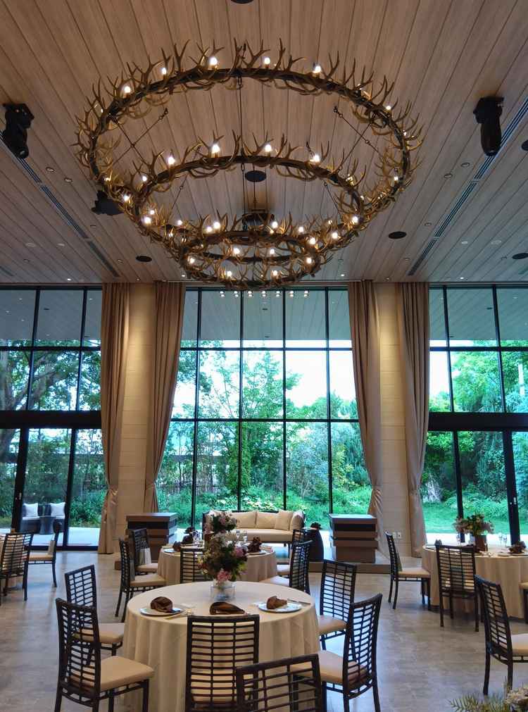 一階の会場の大きなガラス越しの園庭が魅力的でした!!!