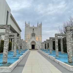 チャペルまでの屋外動線。水が綺麗です。