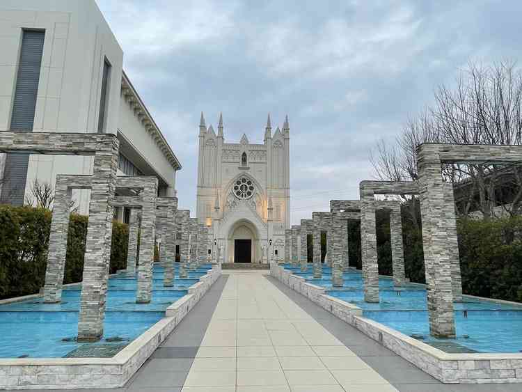 チャペルまでの屋外動線。水が綺麗です。