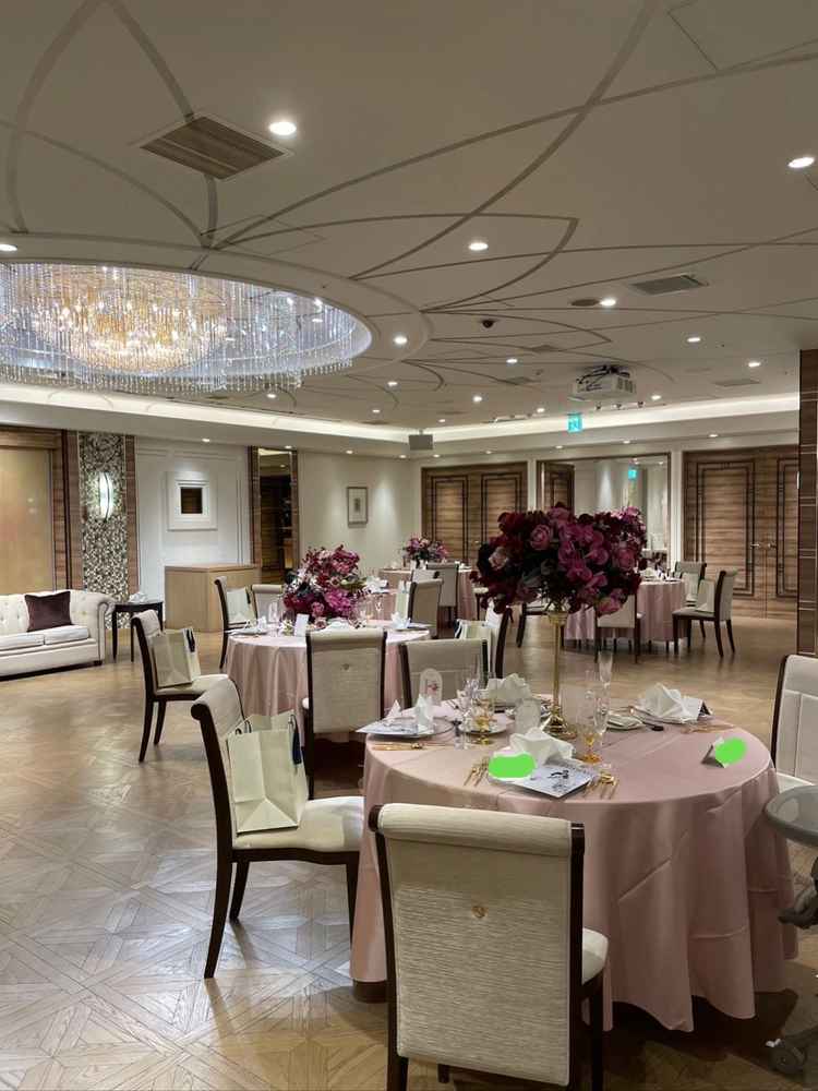 シャンデリアがあり、高級感のある披露宴。(6階)花のデザインによって雰囲気は変えられるよう。