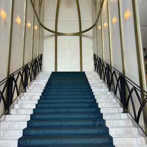 とっても綺麗で大きい階段でした。ブーケトスなどここでできるのでは。と想像が膨らみました。