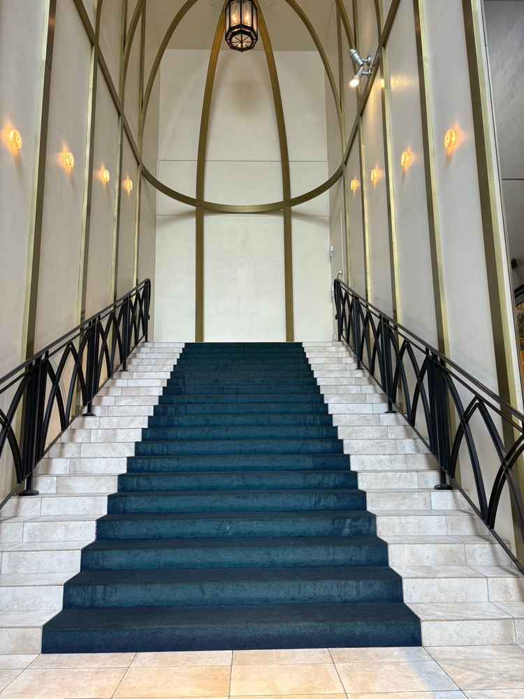 とっても綺麗で大きい階段でした。ブーケトスなどここでできるのでは。と想像が膨らみました。