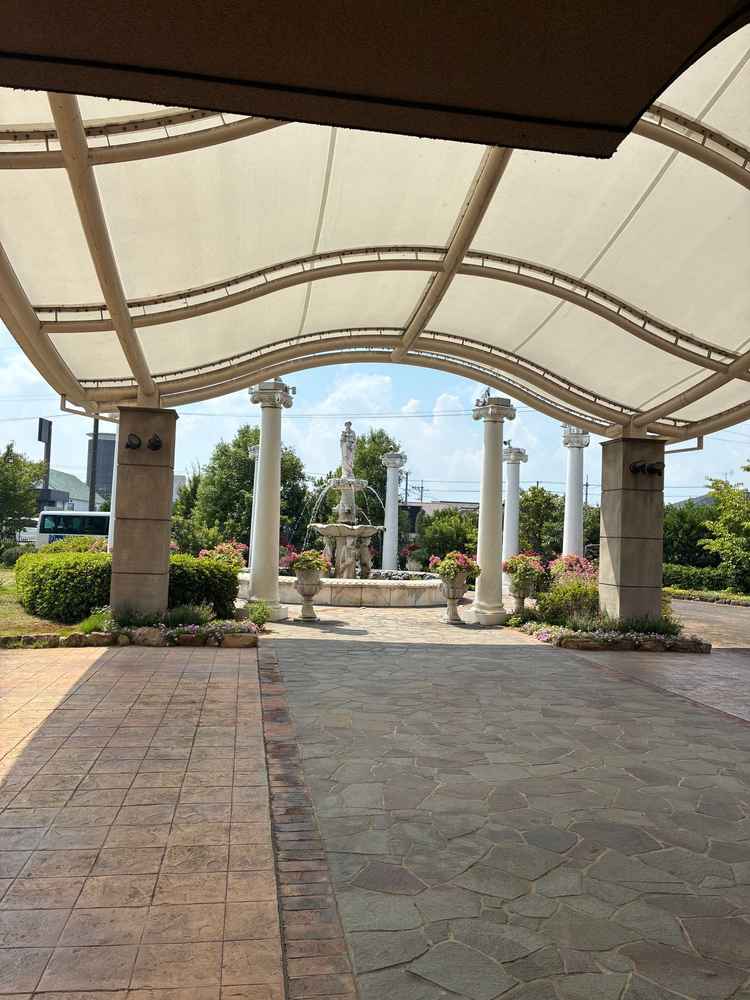 お庭には噴水があります。