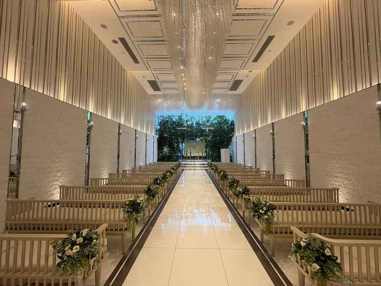 白と緑がとても綺麗だった。雨が降っても、曇りの日でも明るく見えそうで良かった。理想的なチャペル。