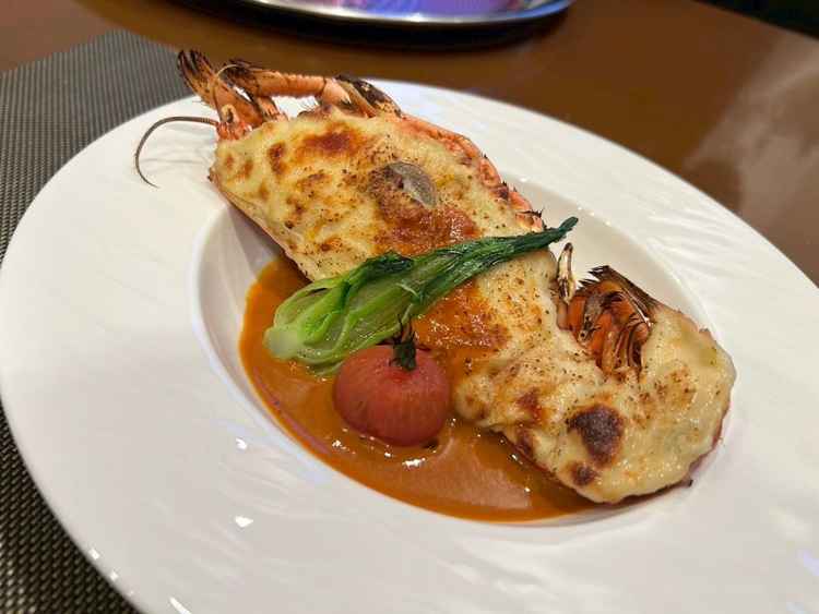 試食のメイン料理。見た目が華やかで写真映え。ソースにも海老を使用しており、とても美味しかった一品。