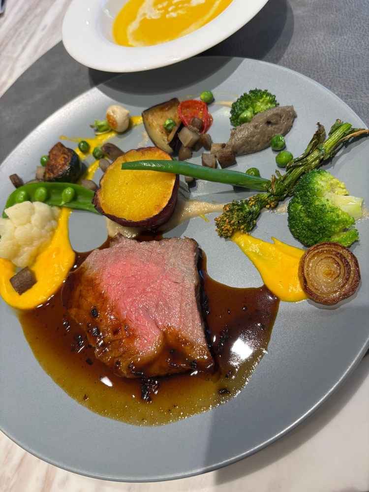 試食のメイン料理。華やかな盛り付けで味もとても美味しかったです。