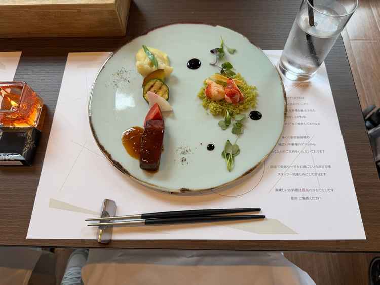 お料理はお箸でも食べれる内容で、和テイストの調味料などが使われて、美味しかったです。