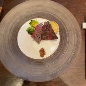 メインのお肉料理です。今回いただいたのは17000円程度のコースのお肉でした