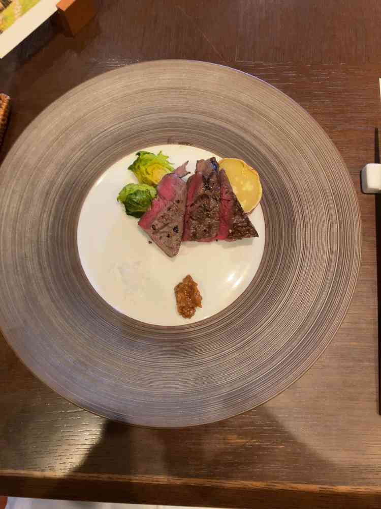 メインのお肉料理です。今回いただいたのは17000円程度のコースのお肉でした