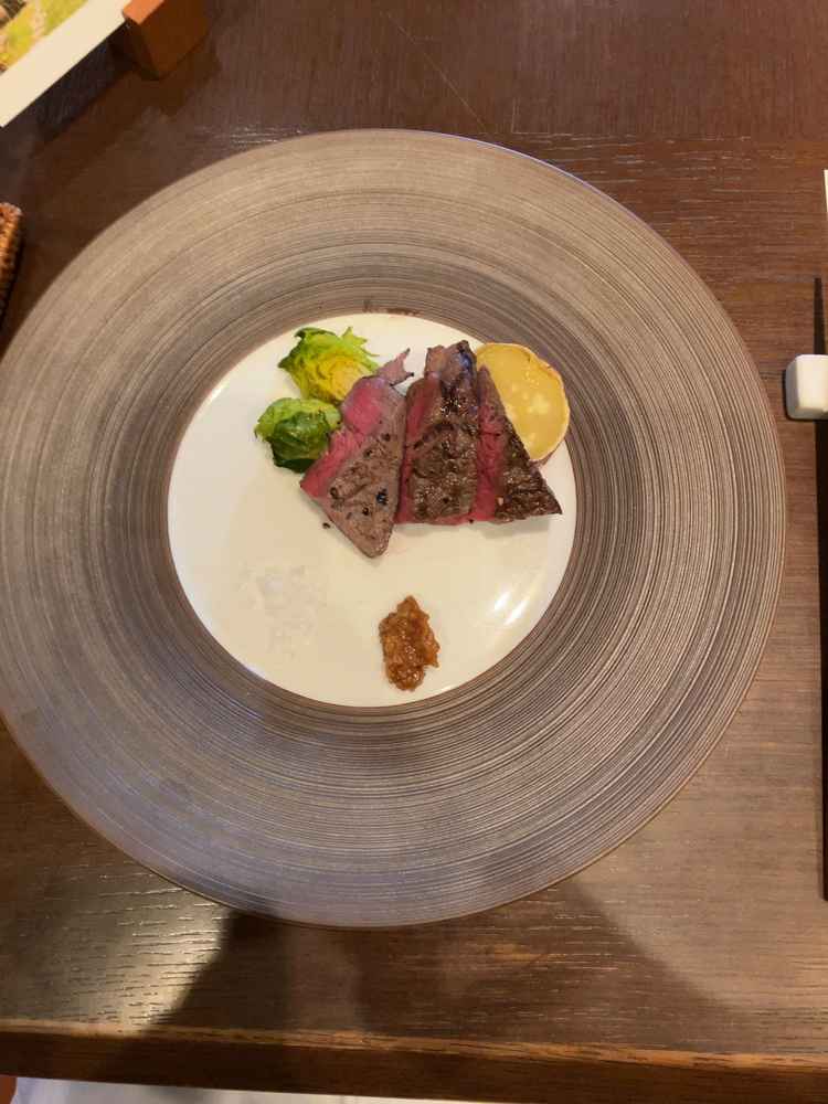 メインのお肉料理です。今回いただいたのは17000円程度のコースのお肉でした