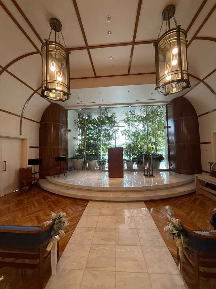 船の中をイメージした挙式会場は色味もおしゃれで素敵でした！