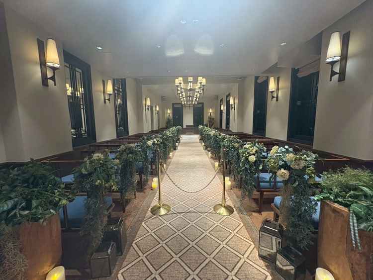 緑を沢山使ったチャペル。窓からも緑が見える。