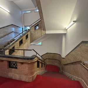 赤いカーペットの階段です。とてもシックで印象的でした。こちらで前撮りもできるようです。