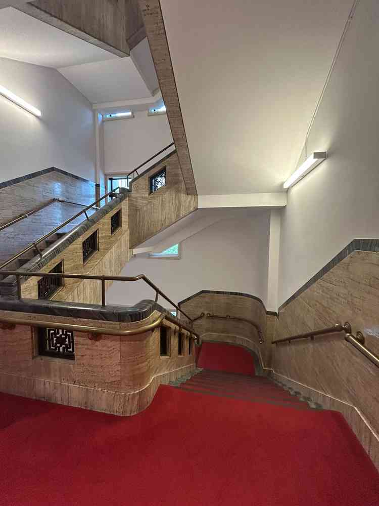 赤いカーペットの階段です。とてもシックで印象的でした。こちらで前撮りもできるようです。