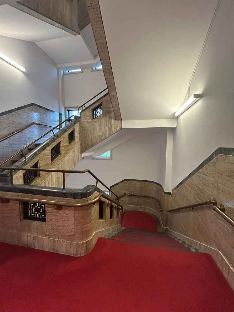赤いカーペットの階段です。とてもシックで印象的でした。こちらで前撮りもできるようです。