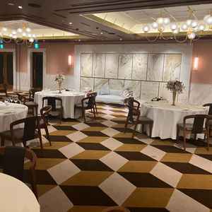 披露宴会場です。四角と丸のコンストラスト。