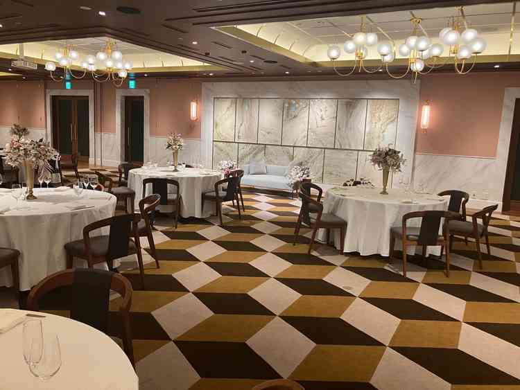 披露宴会場です。四角と丸のコンストラスト。