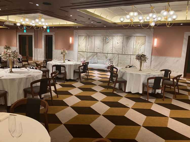 披露宴会場です。四角と丸のコンストラスト。