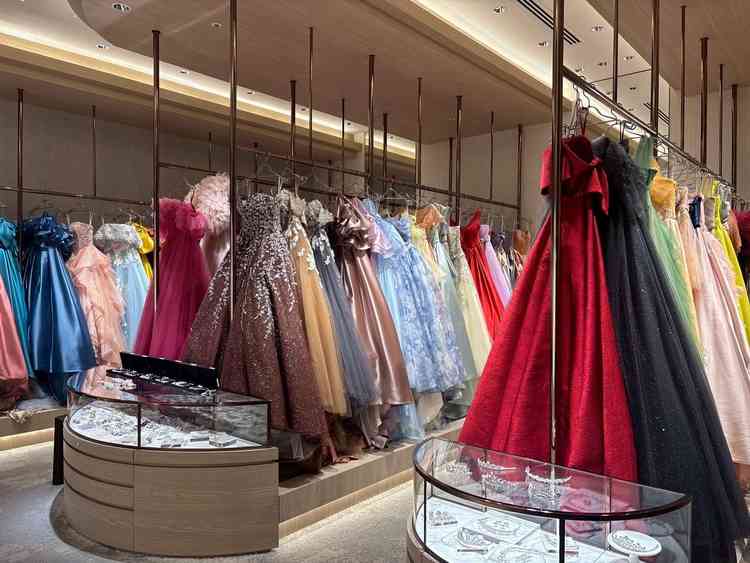 ドレスは自社で用意されてるオリジナルブランドのため、実物が展示されていました。種類も豊富でした。