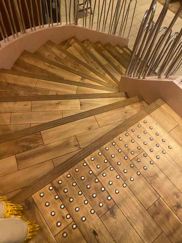 挙式会場からの階段