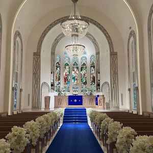 暗めの明るさでも、ステンドグラスからの柔らかい光で神聖な雰囲気を作る為むしろ神々しい雰囲気で素敵