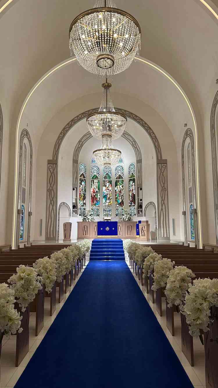 暗めの明るさでも、ステンドグラスからの柔らかい光で神聖な雰囲気を作る為むしろ神々しい雰囲気で素敵