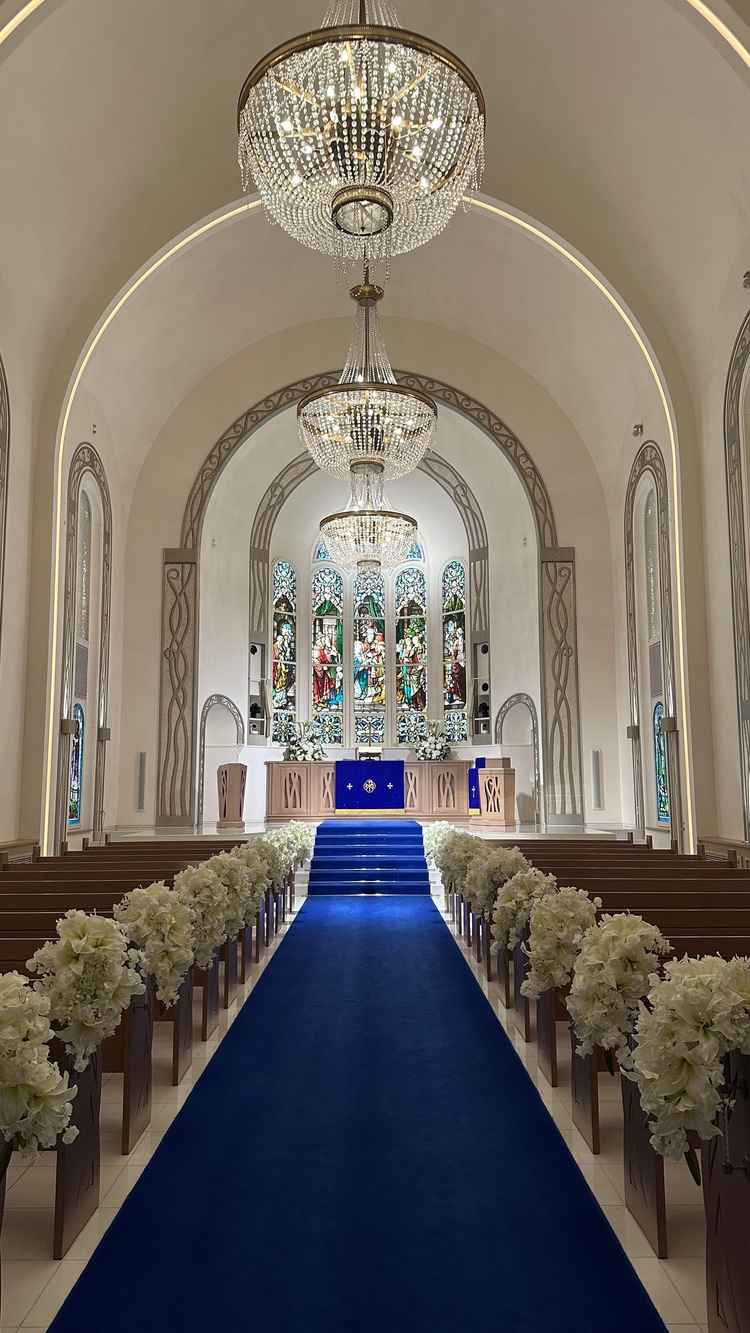 暗めの明るさでも、ステンドグラスからの柔らかい光で神聖な雰囲気を作る為むしろ神々しい雰囲気で素敵