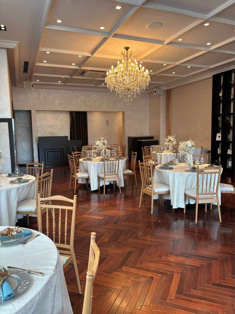 披露宴会場の写真。広い空間に浮かぶシャンデリアが印象的でした。