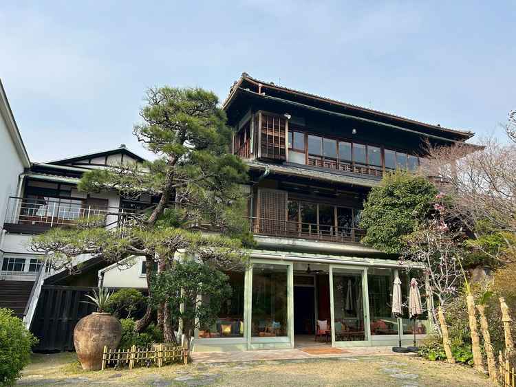 披露宴会場と待合い室が一緒になった建物をお庭が凄く素敵で、この会場で1番気に入った場所。