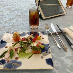 お料理。和洋が選べる料理はどれも絶品。付け合わせの野菜も新鮮で、お皿のデザインは大人っぽいものが多い