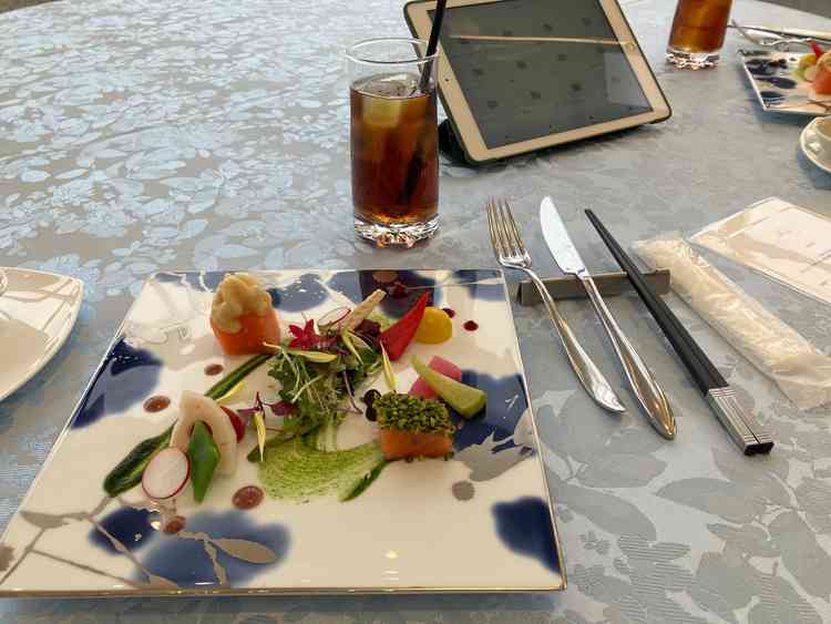 お料理。和洋が選べる料理はどれも絶品。付け合わせの野菜も新鮮で、お皿のデザインは大人っぽいものが多い