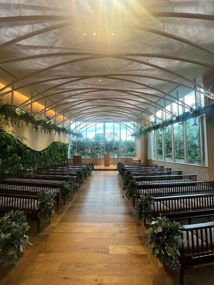 高さがあり、緑と木の感じが写真通りのチャペルでした。横幅が通常のチャペルより広くて、素敵でした。